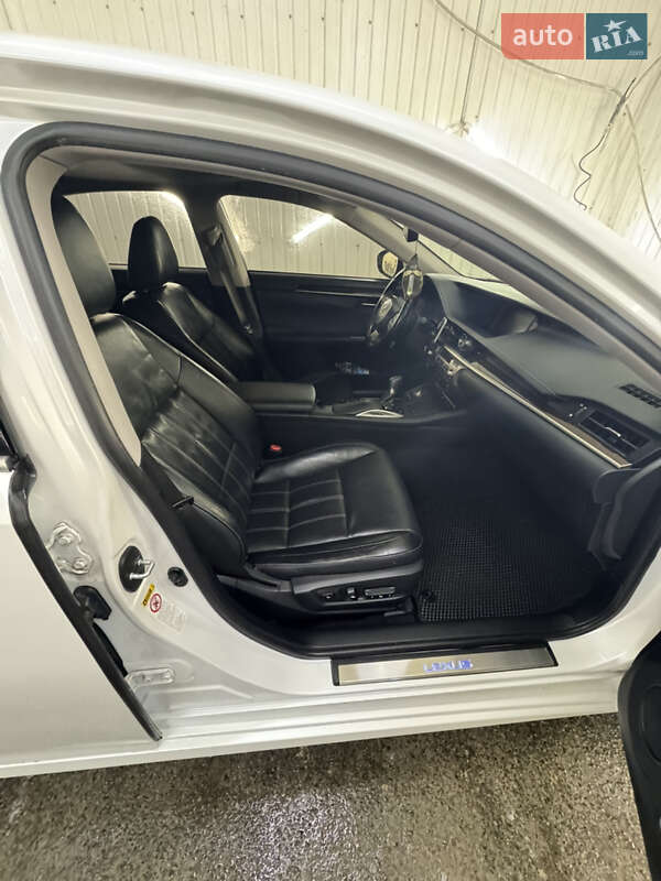 Седан Lexus ES 2015 в Киеве