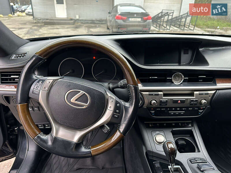 Седан Lexus ES 2015 в Черновцах