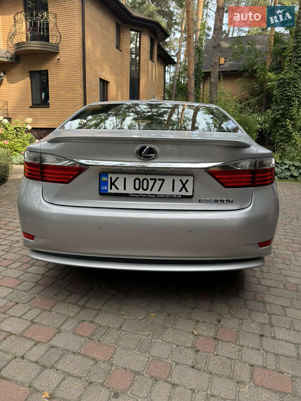 Седан Lexus ES 2014 в Ирпене