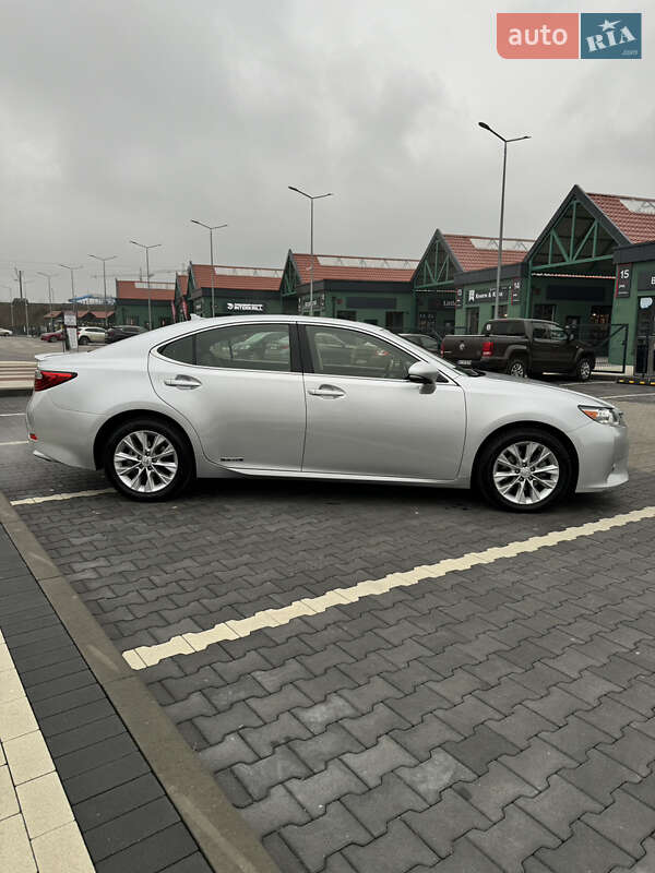 Седан Lexus ES 2014 в Ирпене