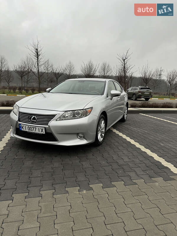 Седан Lexus ES 2014 в Ирпене