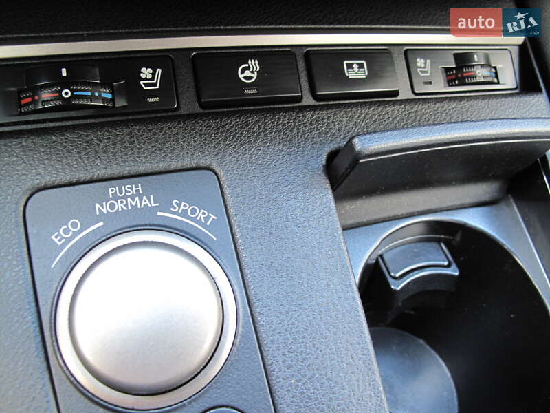 Седан Lexus ES 2016 в Киеве