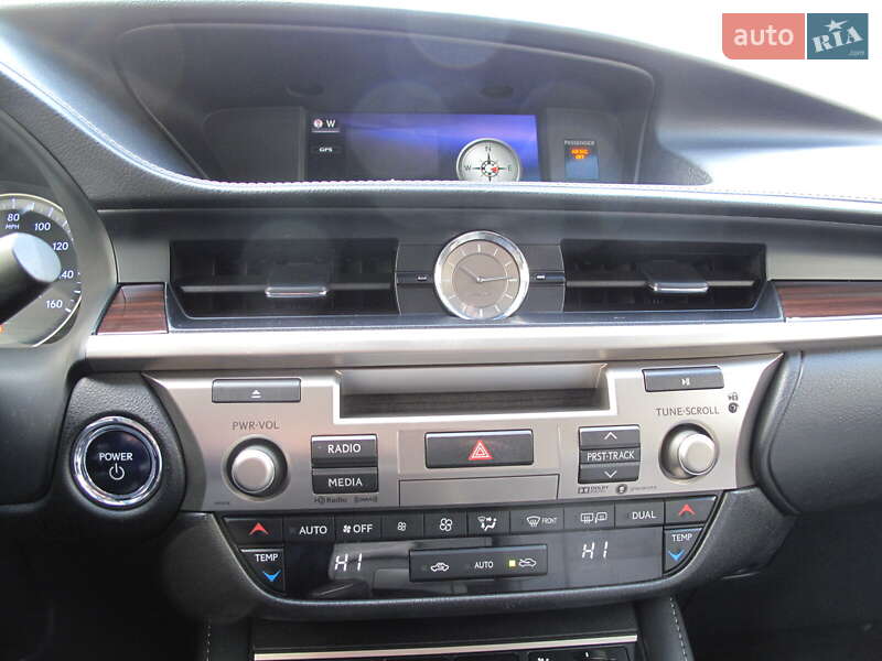 Седан Lexus ES 2016 в Киеве