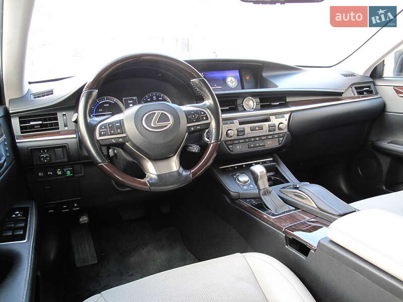 Седан Lexus ES 2016 в Киеве