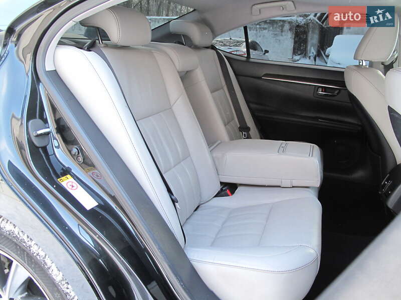 Седан Lexus ES 2016 в Киеве