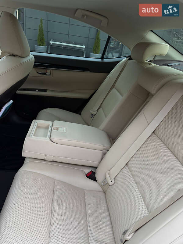 Седан Lexus ES 2017 в Рокитному