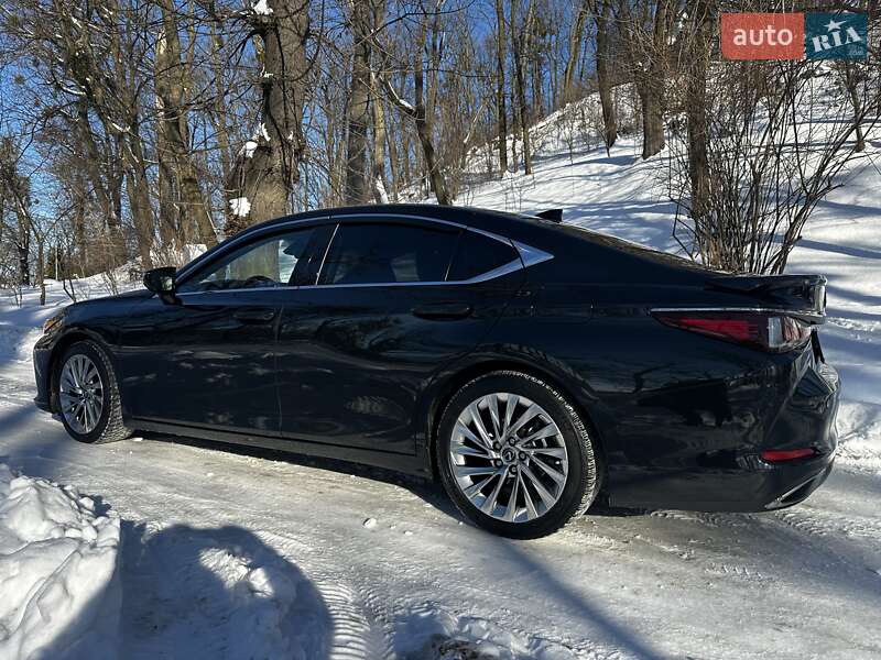 Седан Lexus ES 2022 в Львові