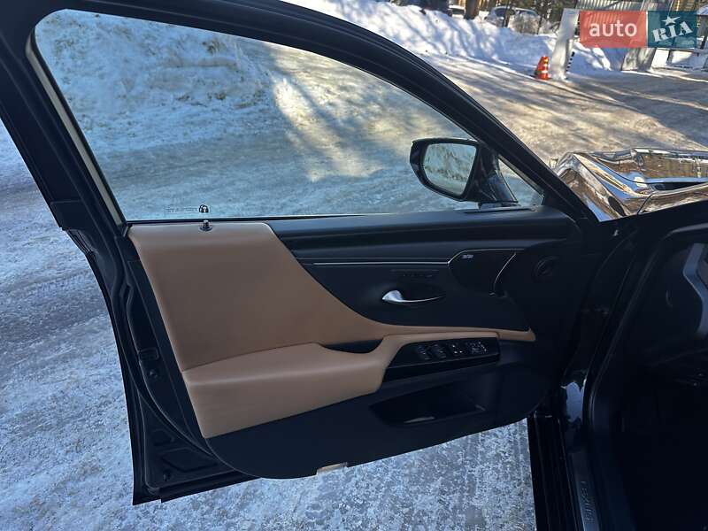 Седан Lexus ES 2022 в Львові