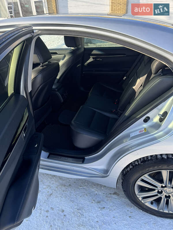 Седан Lexus ES 2012 в Погребище