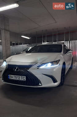 Седан Lexus ES 2021 в Львове