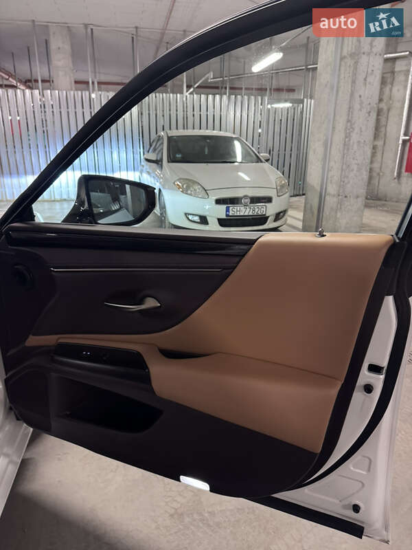 Седан Lexus ES 2021 в Львове