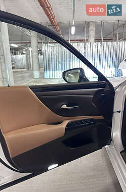 Седан Lexus ES 2021 в Львове