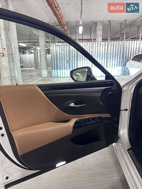 Седан Lexus ES 2021 в Львове