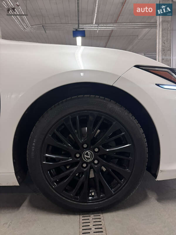 Седан Lexus ES 2021 в Львове