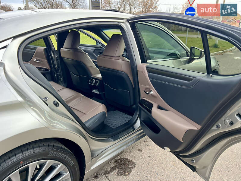 Седан Lexus ES 2024 в Рівному