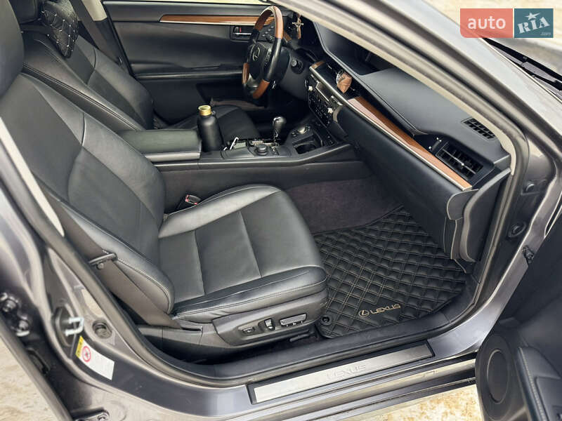 Седан Lexus ES 2015 в Одесі