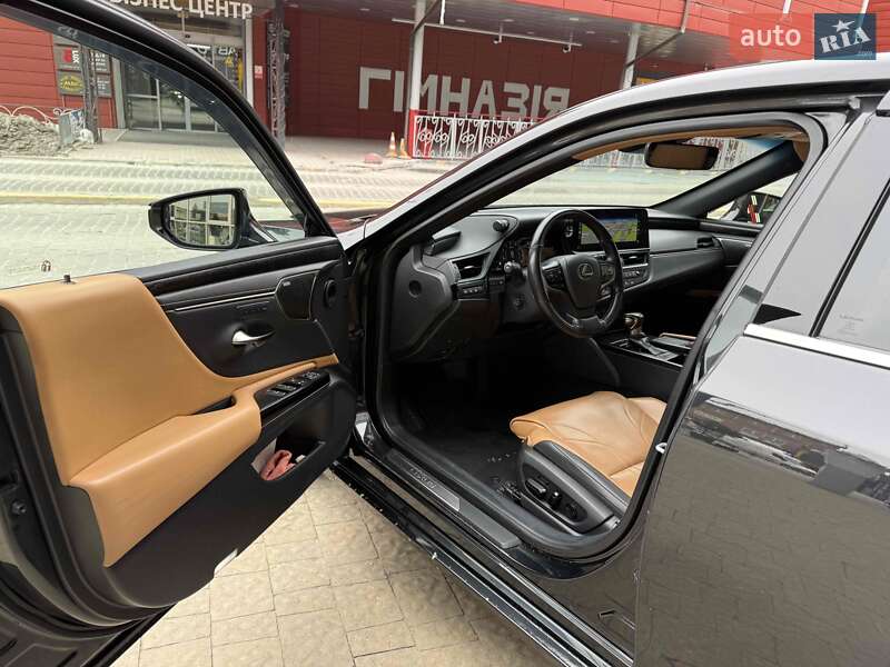 Седан Lexus ES 2022 в Львові