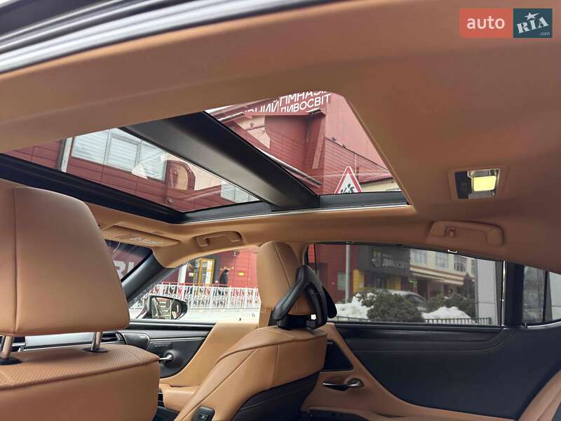 Седан Lexus ES 2022 в Львові