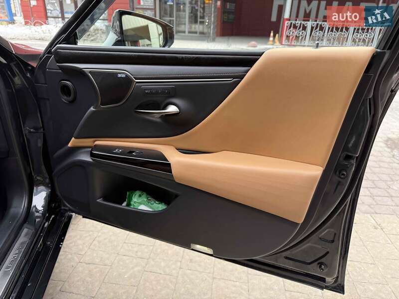 Седан Lexus ES 2022 в Львові