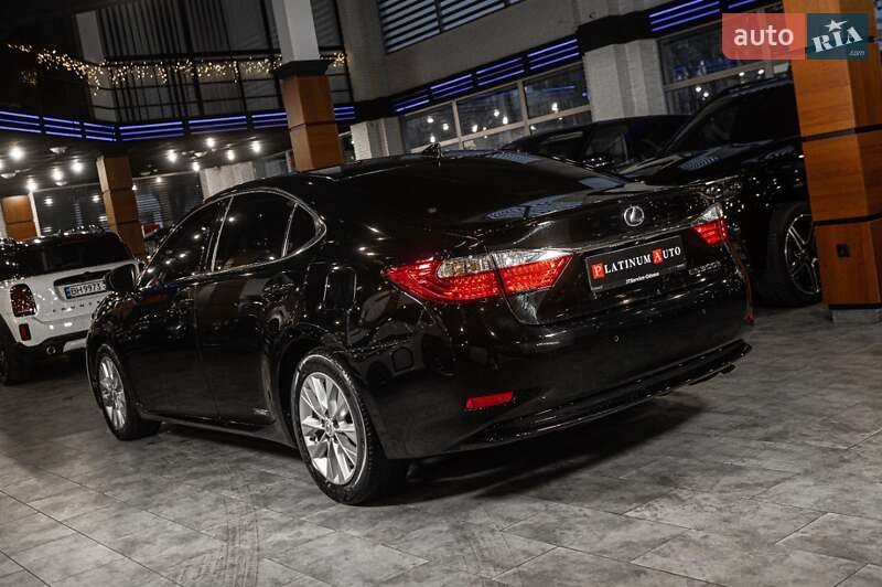 Седан Lexus ES 2015 в Одесі