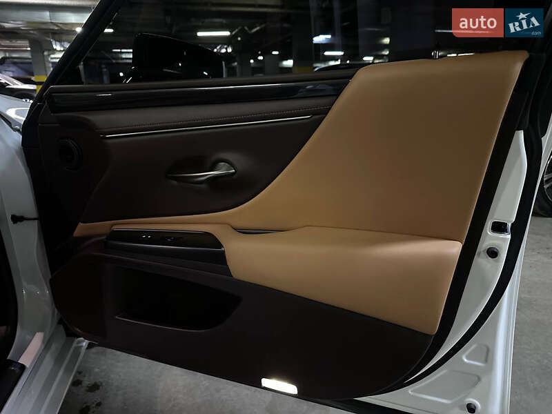 Седан Lexus ES 2021 в Дніпрі