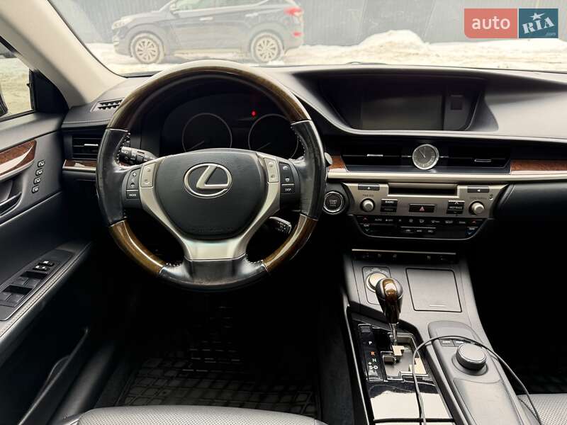 Седан Lexus ES 2015 в Киеве