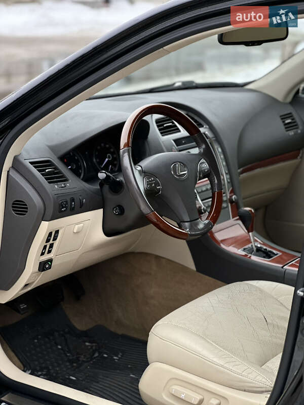 Седан Lexus ES 2010 в Умані