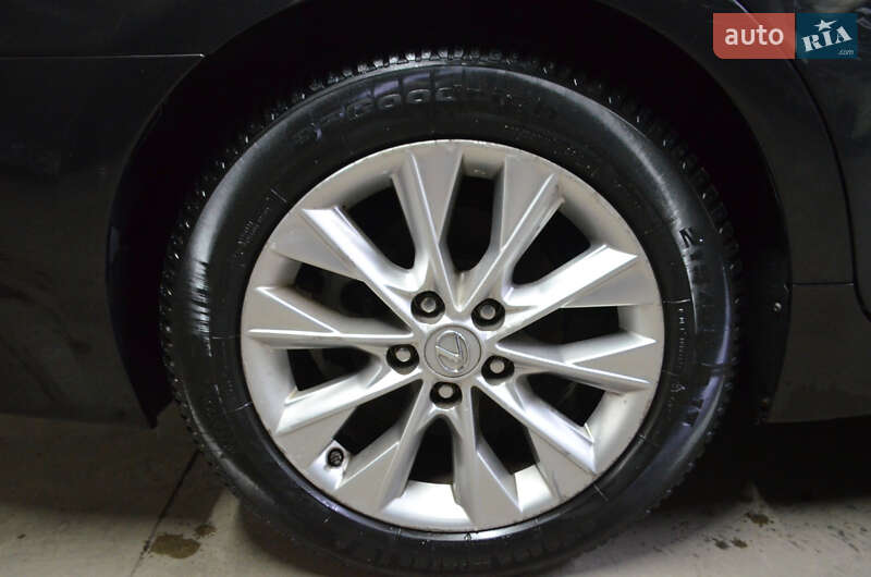 Седан Lexus ES 2013 в Киеве