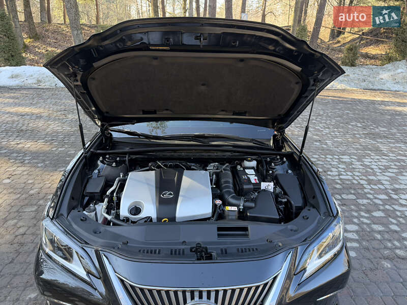 Седан Lexus ES 2020 в Трускавці