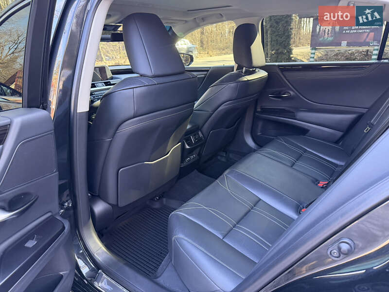Седан Lexus ES 2020 в Трускавці