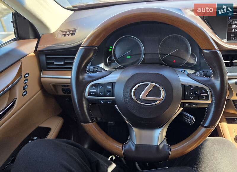 Седан Lexus ES 2016 в Киеве