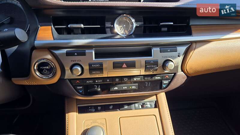 Седан Lexus ES 2016 в Киеве