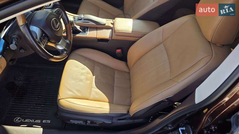 Седан Lexus ES 2016 в Киеве