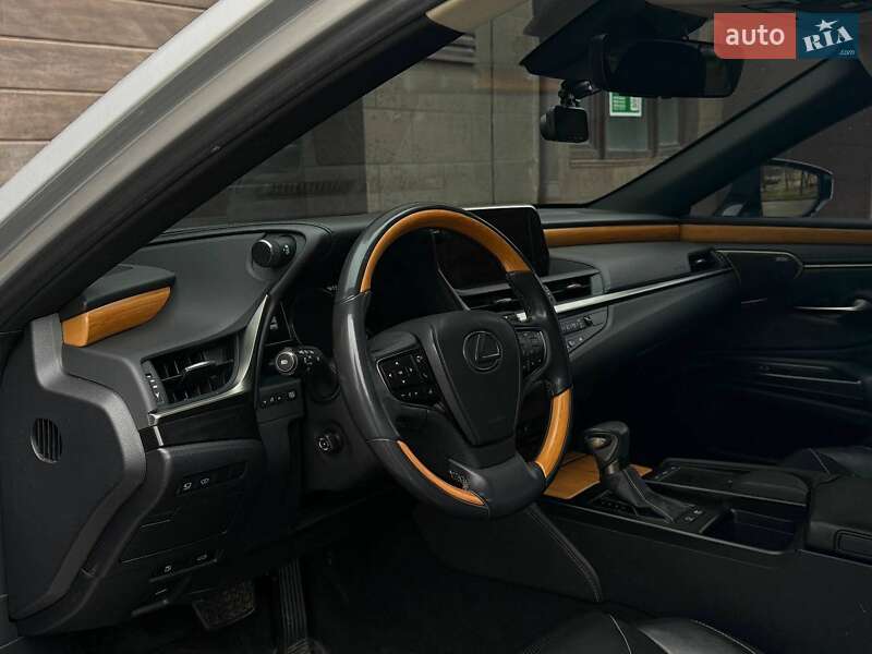 Седан Lexus ES 2019 в Николаеве