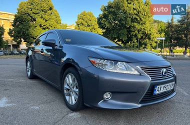Седан Lexus ES 2015 в Львове