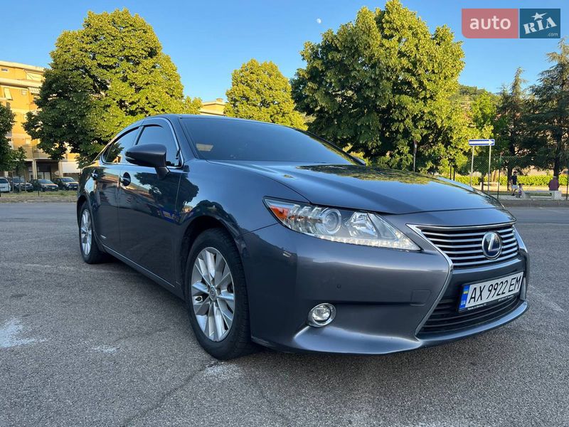 Седан Lexus ES 2015 в Львове