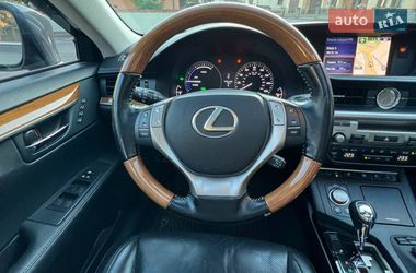 Седан Lexus ES 2015 в Львове
