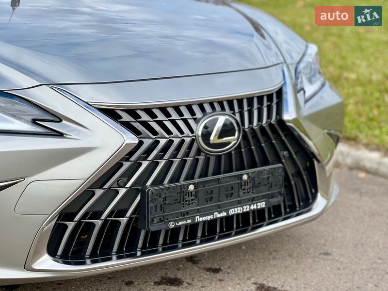 Седан Lexus ES 2024 в Рівному
