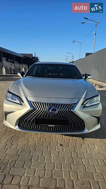 Lexus ES 2019