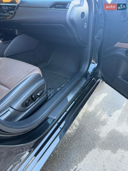 Седан Lexus ES 2022 в Виннице