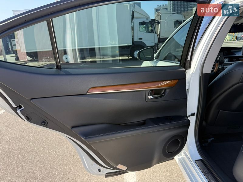 Седан Lexus ES 2013 в Киеве