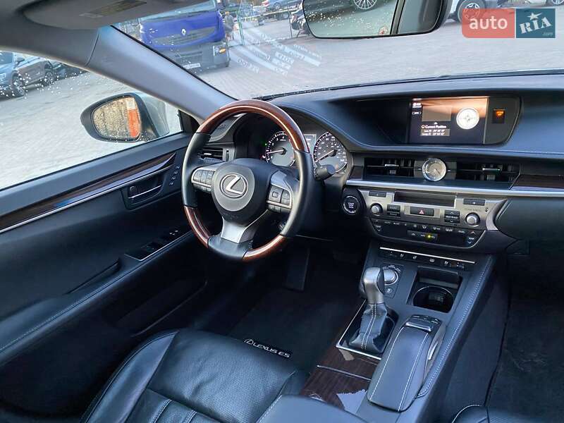 Седан Lexus ES 2017 в Львове