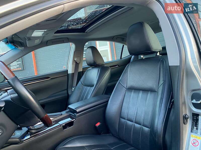 Седан Lexus ES 2017 в Львове