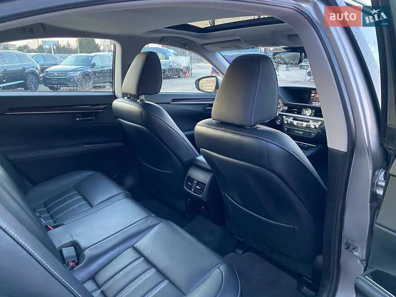 Седан Lexus ES 2017 в Львове