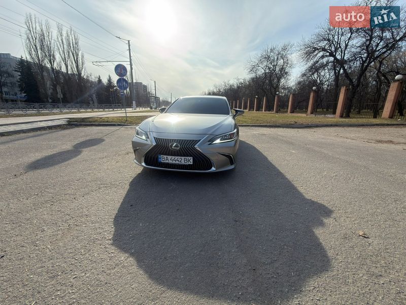 Седан Lexus ES 2018 в Кропивницком