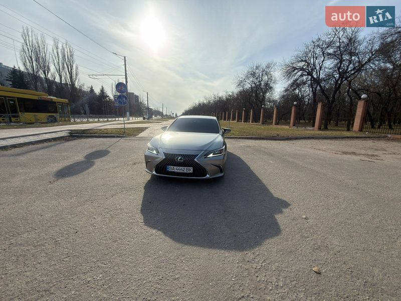 Седан Lexus ES 2018 в Кропивницком