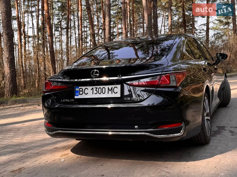 Седан Lexus ES 2020 в Новояворовске