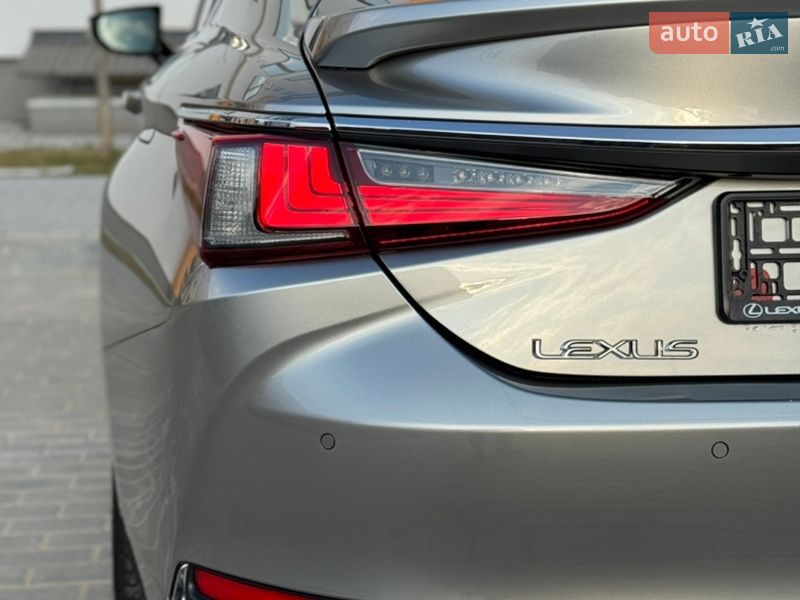 Седан Lexus ES 2023 в Виннице