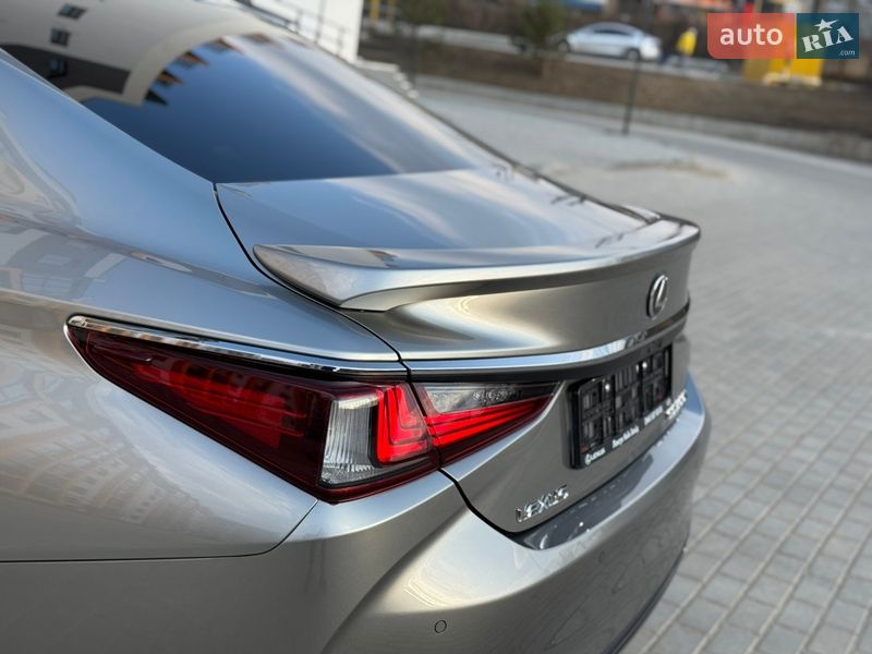 Седан Lexus ES 2023 в Виннице