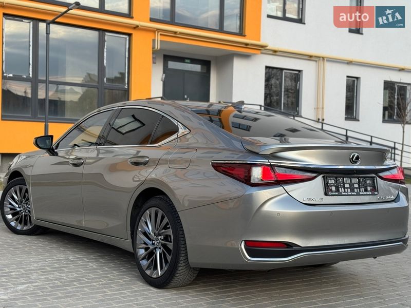 Седан Lexus ES 2023 в Виннице